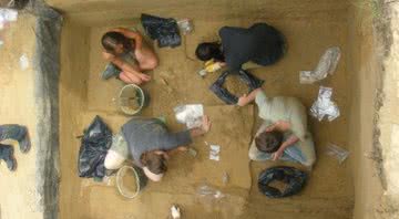 Pesquisadores analisando ossos encontrados no norte da Polônia - Divulgação/Universidade de Exeter