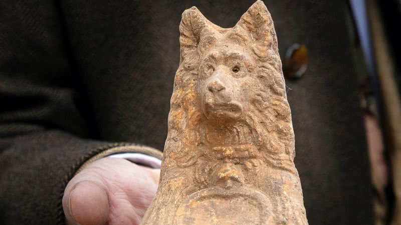 Estátua da cabeça de um cachorro encontrada em Roma