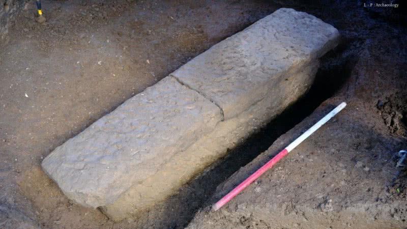 O caixão romano encontrado na Inglaterra - Divulgação/LP Archaeology