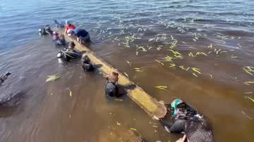 Trecho de vídeo da canoa sendo retirada de lago - Reprodução/Vídeo/Facebook/North Carolina American Indian Heritage Commission