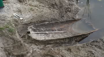 A canoa encontrada em lago - Divulgação