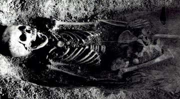 Esqueleto da menina que morreu há 300 anos - Arquivos da Faculdade de Arqueologia, Universidade de Varsóvia