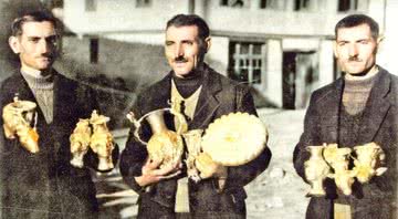 Os irmãos Deikov com o tesouro em foto colorizada - Wikimedia Commons