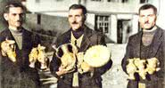 Os irmãos Deikov com o tesouro em foto colorizada - Wikimedia Commons
