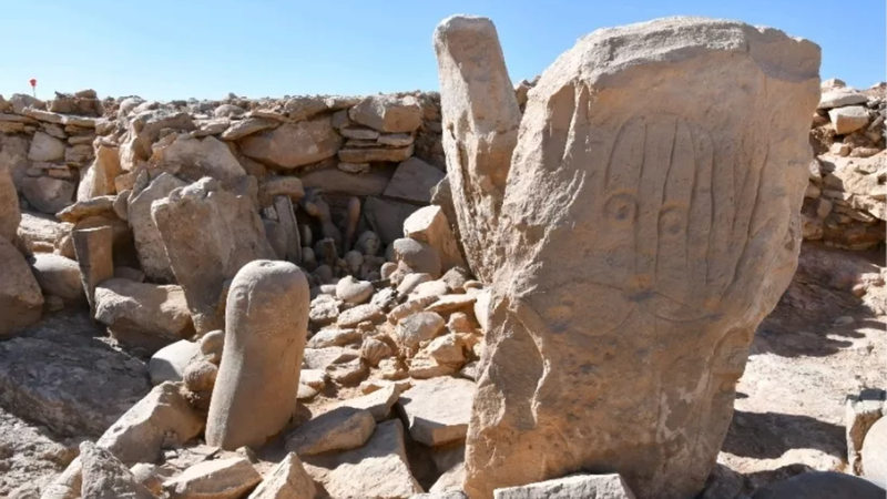 As duas estelas esculpidas encontradas no santuário jordaniano - Divulgação/ Facebook/ Visit Jordan