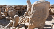 As duas estelas esculpidas encontradas no santuário jordaniano - Divulgação/ Facebook/ Visit Jordan