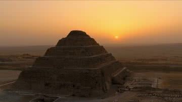 Uma das mais antigas pirâmides do mundo retratada no documentário - Divulgação / Netflix