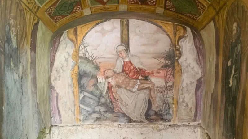 Fotografia de afrescos da pequena capela - Divulgação/ Redes Sociais/ Arquivo do Estado de Napoli