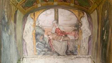Fotografia de afrescos da pequena capela - Divulgação/ Redes Sociais/ Arquivo do Estado de Napoli