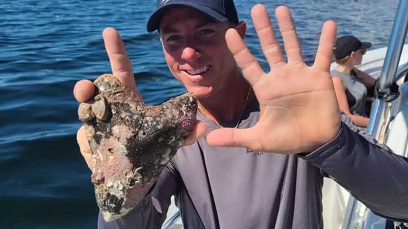 Dente de megalodonte encontrado pelo capitão - Reprodução / Facebook Michael Nastasio