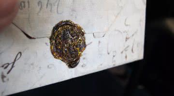 Carta lacrada com selo de cera de ouro, datada do século 17 - Divulgação/Museum voor Communicatie