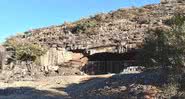 Entrada da caverna, na África do Sul - Divulgação/ Michael Chazan/Universidade Hebraica de Jerusalém