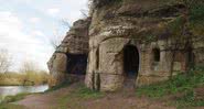 Fotografia da caverna entalhada nas rochas - Divulgação/ Edmund Simons/ Wessex Archaeology