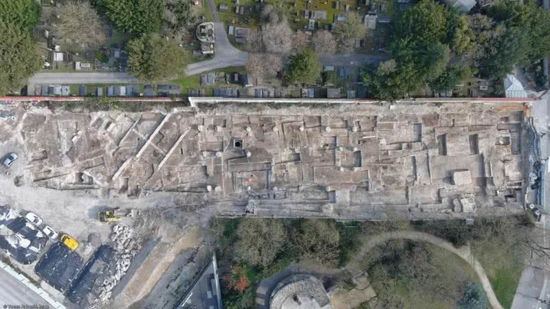 Fotografia aérea da escavação realizada em cemitério em Reims, na França - Divulgação/David Duda (Inrap)