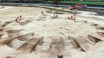 Parte do antigo cemitério descoberto em Salisbury, na Inglaterra - Divulgação/Cotswold Archaeology