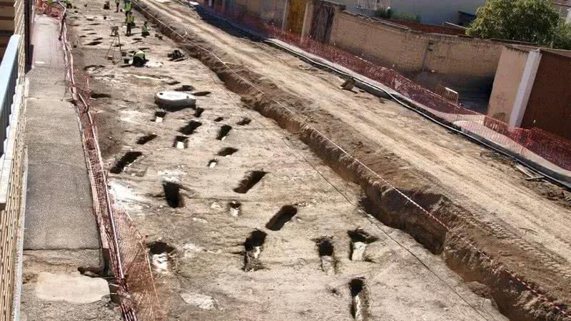 Obras revelando as sepulturas na Espanha - Divulgação - Associação Cultural El Patiaz