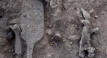 Cetro e estatueta encontrados pelos arqueólogos - Divulgação/Universidade Hebraica de Jerusalém