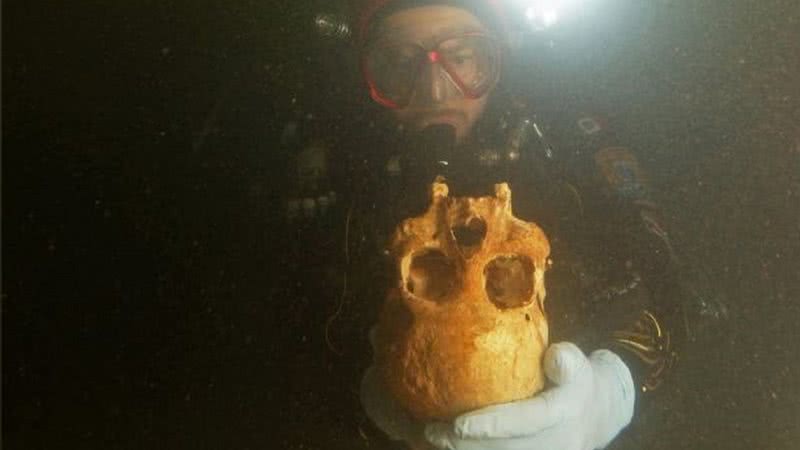 O crânio encontrado submerso - Divulgação/ Eugenio Acevez