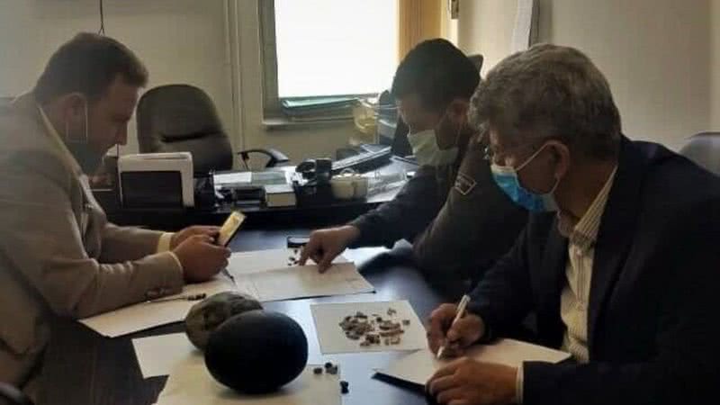 Responsáveis analisam objetos recuperados no Irã - Divulgação/Agência de Notícias da República Islâmica (IRNA)