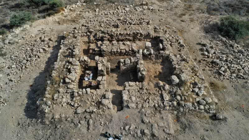 Fotografia das estruturas encontradas em Israel - Divulgação/ Twitter/ @francescogiosue