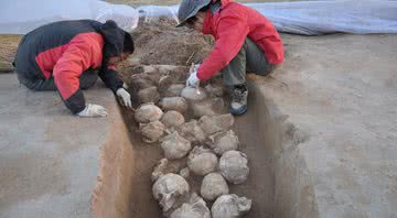 Poço contendo os crânios descobertos - Academia de Arqueologia de Shaanxi