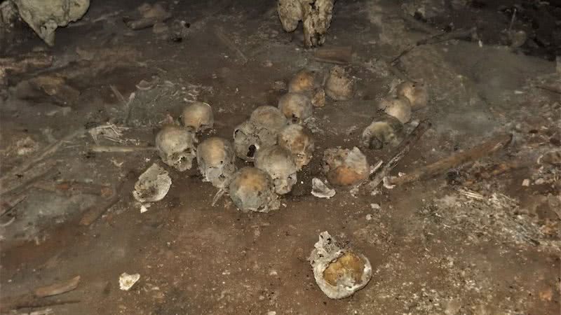 Fotografia de ossos encontrados na gruta