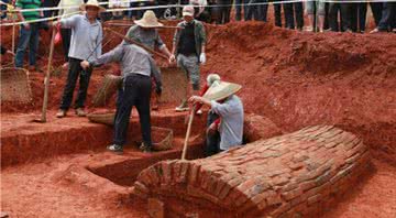 Pesquisadores escavam antigo cemitério de Tangjiawan, na China - Divulgação/ Xinhua