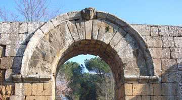 Portão de entrada para a cidade romana de Falerii Novi - Wikimedia Commons