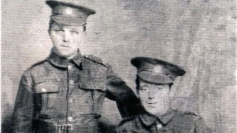 Fotografia do soldado (à esquerda) com colega de regimento - Divulgação/ Governo do Canadá