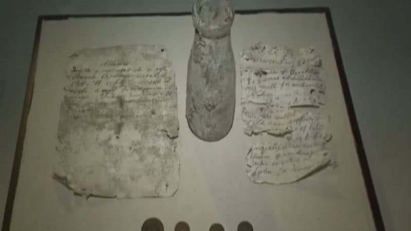 Fotografia de cápsula e cartas contidas dentro dela - Divulgação
