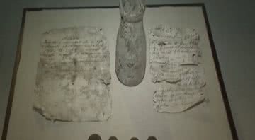 Fotografia de cápsula e cartas contidas dentro dela - Divulgação