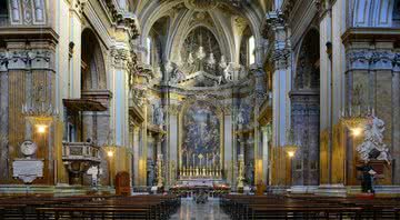 Fotografia do interior da Basílica dos Santos Doze Apóstolos - Wikimedia Commons