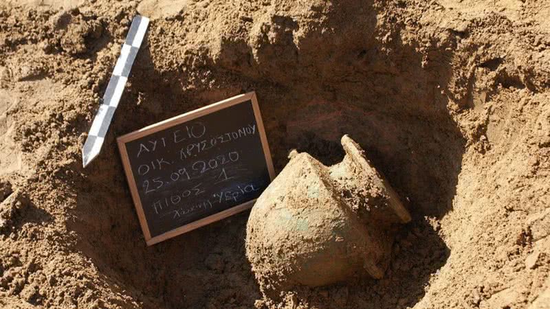 Fotografia mostrando urna de bronze encontrada no local - Divulgação / Ministério de Cultura da Grécia