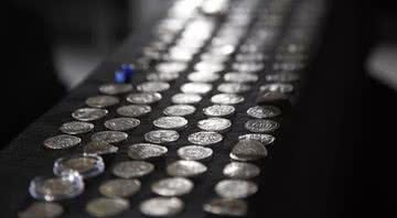 Fotografia mostrando moedas encontradas - Divulgação / Museu de Ostróda