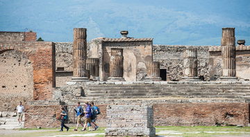 Turistas visitam as ruínas do templo de Júpiter, em Pompeia - Getty Images