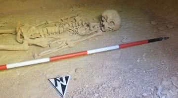 Fotografia de tumba e esqueleto descobertos - Divulgação/ Facebook/ Superintendence of Cultural Heritage