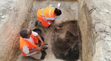 Arqueólogos realizando a pesquisa em um dos poços - Divulgação/Inrap