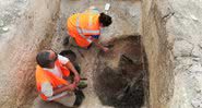Arqueólogos realizando a pesquisa em um dos poços - Divulgação/Inrap