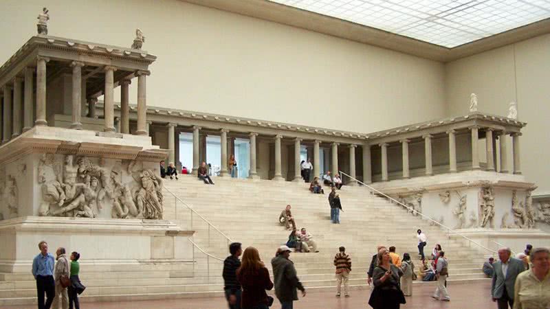 Museu Pergamon, na Alemanha, onde estariam alguns desses artefatos turcos roubados - Wikimedia Commons