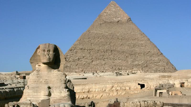 A Esfinge à frente da pirâmide de Quéfren, no planalto de Gizé - Getty Images