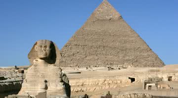 A Esfinge à frente da pirâmide de Quéfren, no planalto de Gizé - Getty Images