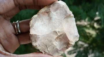 Fotografia de uma das ferramentas de pedra encontradas pelos pesquisadores - Divulgação/ K. Niang