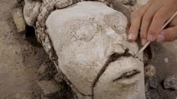 Escultura de cabeça de deus maia descoberta no México - Divulgação/Youtube/Zenger