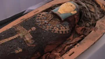 Sarcófago descoberto em antigo cemitério egípcio - Reprodução/Facebook/Egyptian Ministry of Tourism & Antiquities