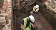 Arqueólogos em escavação em Oxford, Inglaterra - Divulgação/Universidade de Bristol