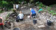 Arqueólogos explorando a área da Cammo House na Escócia - Divulgação