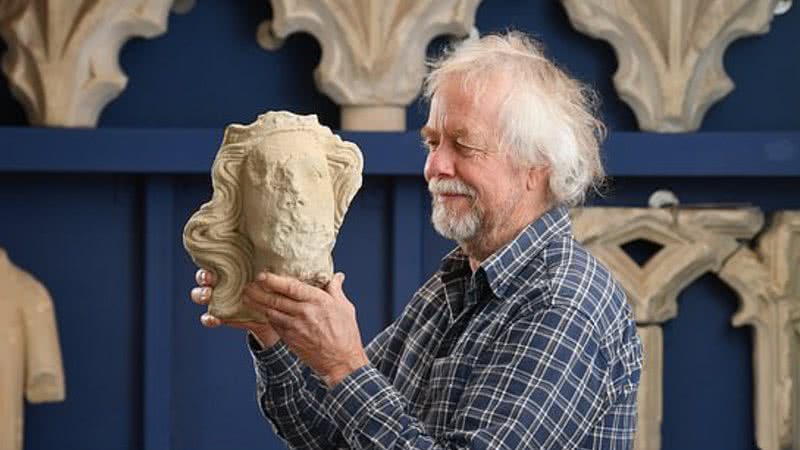 Arqueólogo segurando a cabeça esculpida - Divulgação/ Zachary Culpin