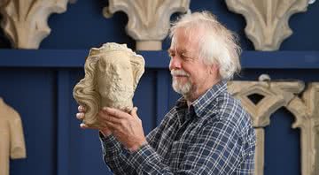 Arqueólogo segurando a cabeça esculpida - Divulgação/ Zachary Culpin