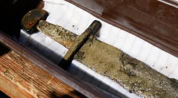 Espada medieval encontrada no lago Lednica, Polônia - Divulgação/Universidade Nicolaus Copernicus
