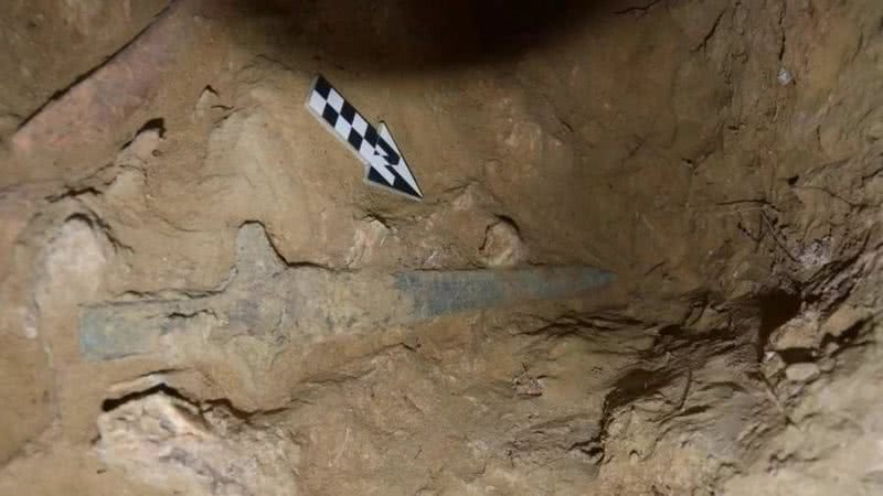 Uma das espadas encontradas pelos arqueólogos - Ministério da Cultura da Grécia